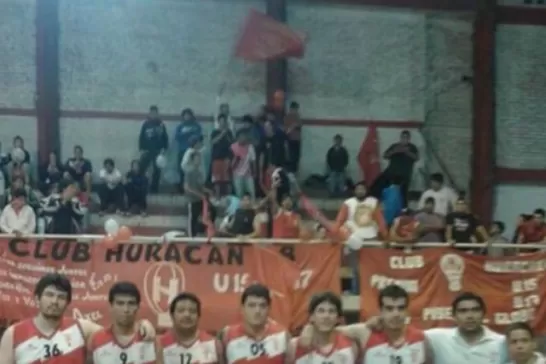 IMBATIBLE EN SU CANCHA. El globito le ganó en el desempate la serie final a Tucumán BB.
FOTO TOMADA DE HURACAN BASQUET TUCUMAN