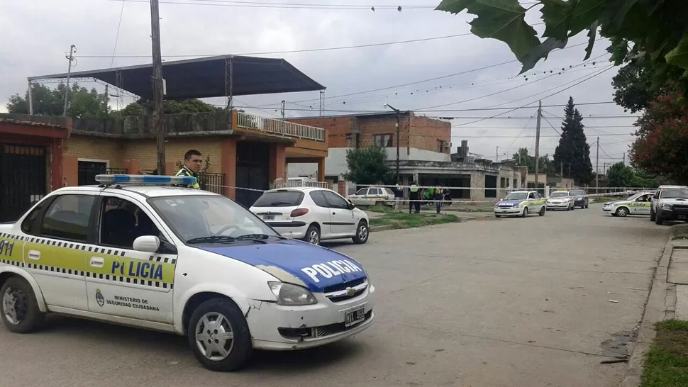 HOMICIDIO. La mujer fue baleada mientras tomaba mates en la puerta de su casa. LA GACETA / FOTO DE SILVIA DE LAS CRUCES