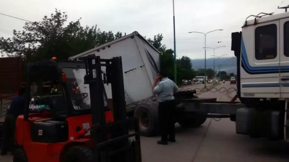 Se desprendió el acoplado de un camión cargado con gaseosas