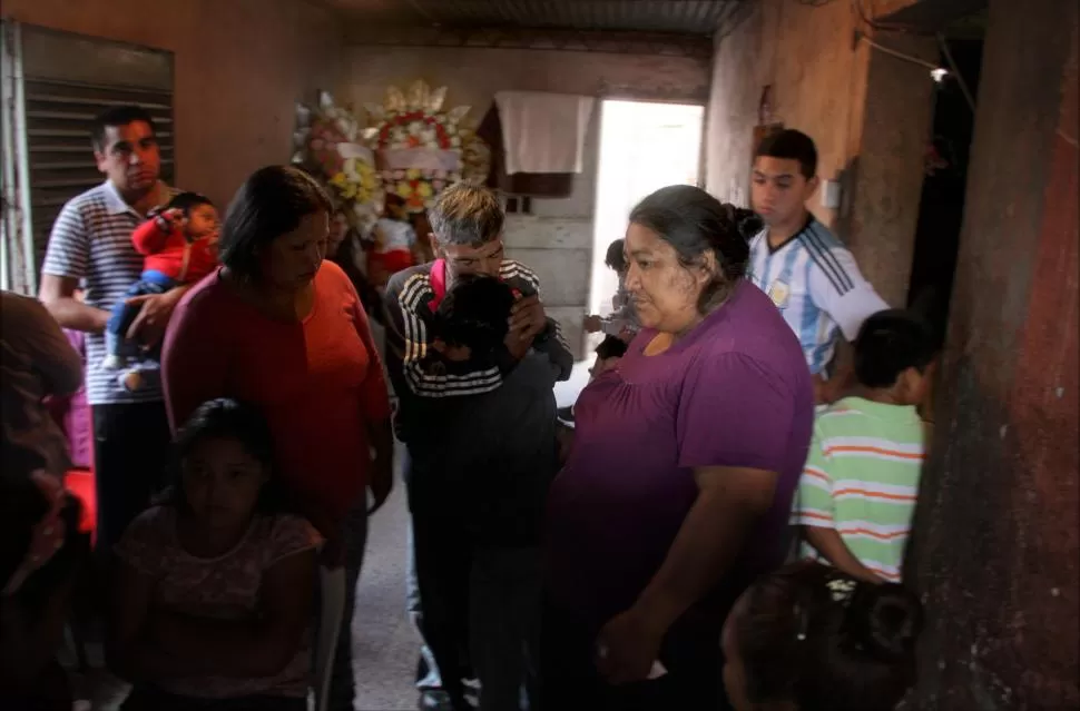 DOLOROSA DESPEDIDA. Moreno (en el medio) abraza a un pariente y llora la repentina pérdida de su esposa. la gaceta / fotos de alvaro medina