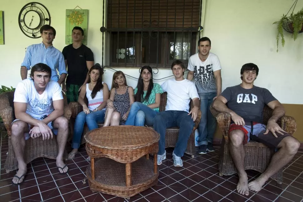 EN FAMILIA. Mariano, Agustín, Josemaría, Mercedes, Lucrecia Terán (la madre), Joaquina, Solano, Rodolfo y Jerónimo recordaron al juez Agustín Aráoz. la gaceta / foto de diego aráoz