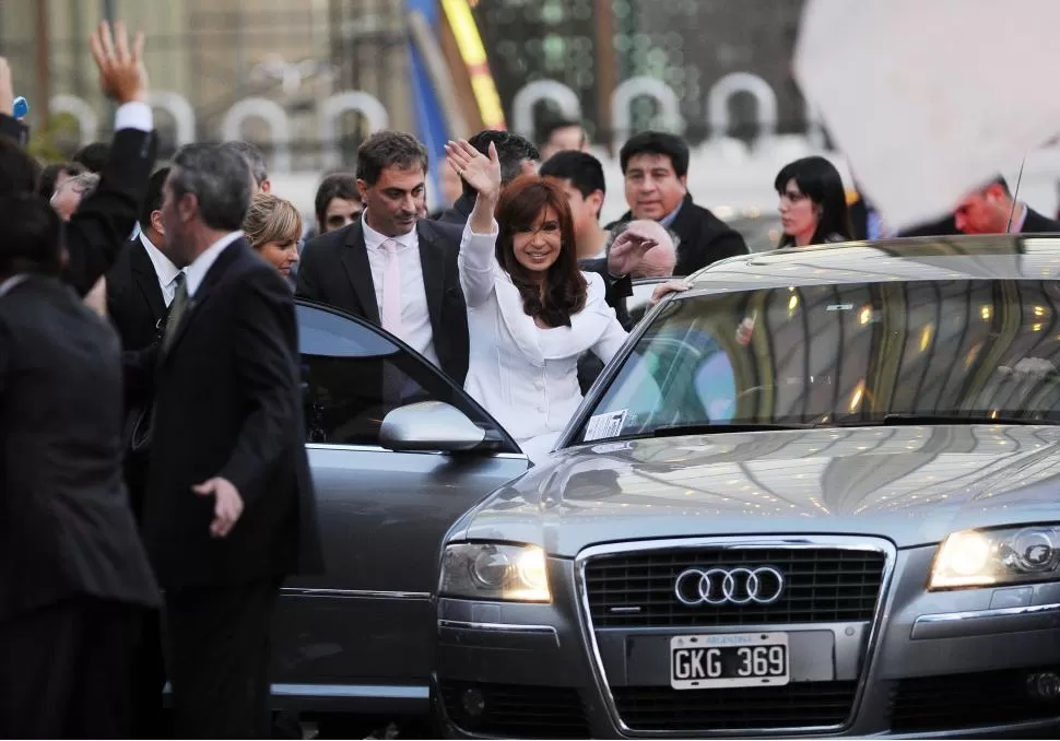 ENTRE LA GENTE. Cristina Fernández de Kirchner responde al saludo de sus seguidores luego de participar del acto de la Cámara de la Construcción. télam