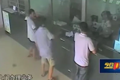 Entró a robar un banco con un hacha, pero todos lo ignoraron