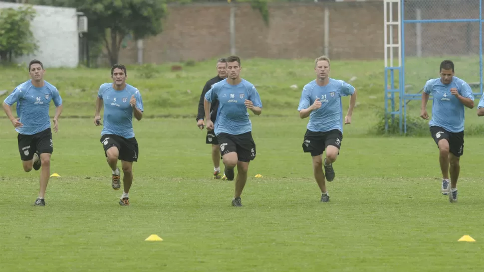 A MOVERSE. Con el preparador físico Anaya detrás, corren Garnier, García, Longo, Giménez, Menéndez, Casáis y Carrizo. Hasta el sábado, se le vienen días duros en lo físico para el plantel “decano”. LA GACETA /FOTO DE FRANCO VERA