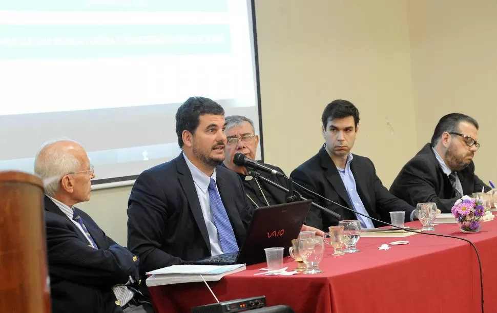 PANEL. Fernando Bach, Eugenio Burzaco (hablando), monseñor Alfredo Zecca, Daniel Dessein y Álvaro Aurane. la gaceta / fotos de héctor peralta