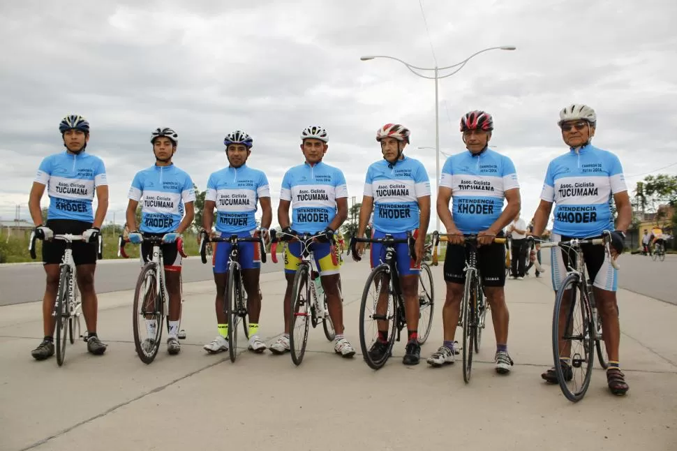 DESTACADOS. Los ciclistas que se consagraron campeones de distintas categorías posaron para tener el recuerdo de un gran año. La próxima temporada los espera.  foto de raúl carranza