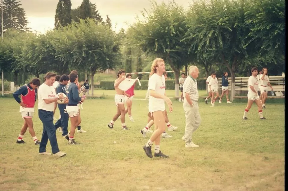 AÑORANZA. Ángel Tulio Zof-centro- cuando dirigía a los “santos” en 1992. foto gentileza de miguel nieto