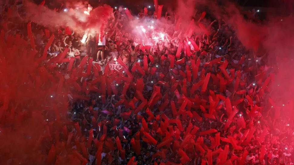 LA FIESTA FUE SOLO ROJA Y BLANCA. Los simpatizantes de River colmaron el estadio Monumental y tuvieron su esperada fiesta al dejar en el camino al “xeneize”. REUTERS