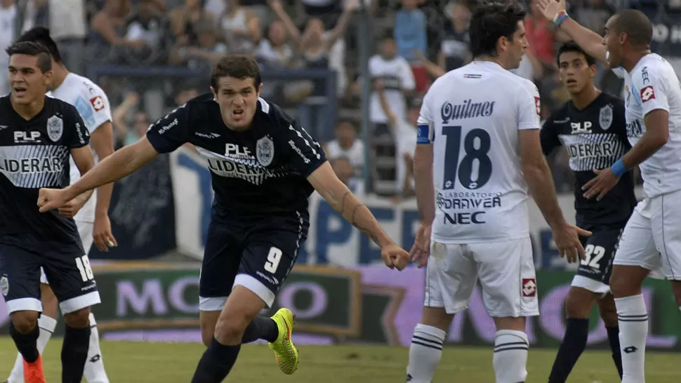 FESTEJO PLATENSE. El delantero de Gimnasia, Pablo Vegetti festeja uno de los dos goles marcados por él ante Quilmes. TELAM