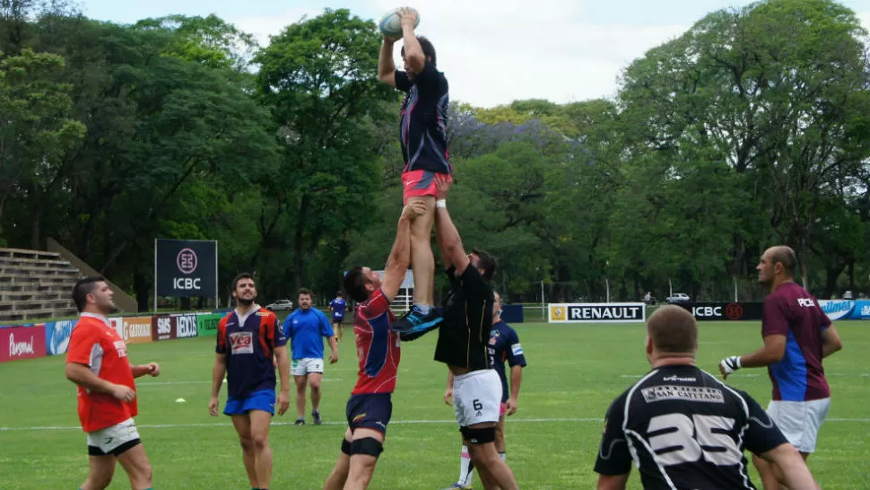 FUENTE DE OBTENCIÓN. En el último entrenamiento, el seleccionado hizo hincapié en el line, una de las facetas del juego que más problemas le ha traído en el torneo. PRENSA URT