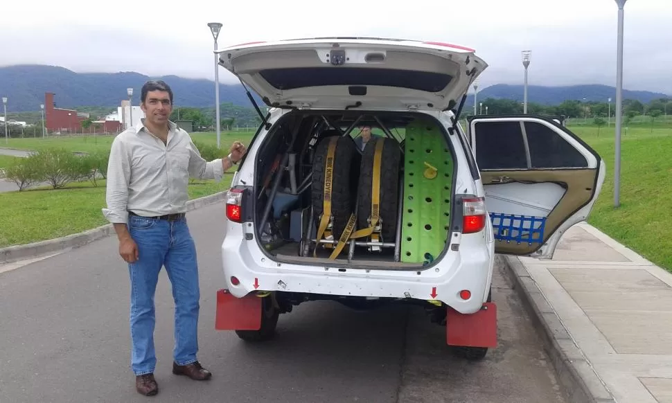 FELIZ CON SU “CHICHE”. Ricardo Neme posa con la Toyota Hilux con la que volverá a acelerar en la temporada 2015. gentileza vicente machin