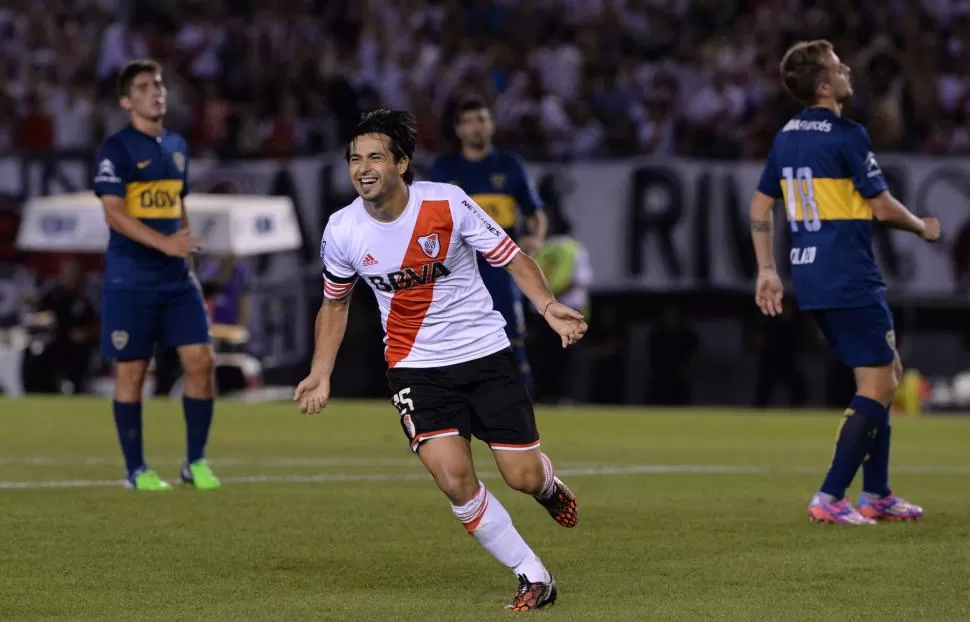 ALEGRÓ A TODOS. Leonardo Pisculichi ya marcó su golazo y lo festejó con una sonrisa de oreja a oreja, igual que la de los hinchas que coparon el Monumental, en contraste con los rostros de los “xeneizes”.  dyn