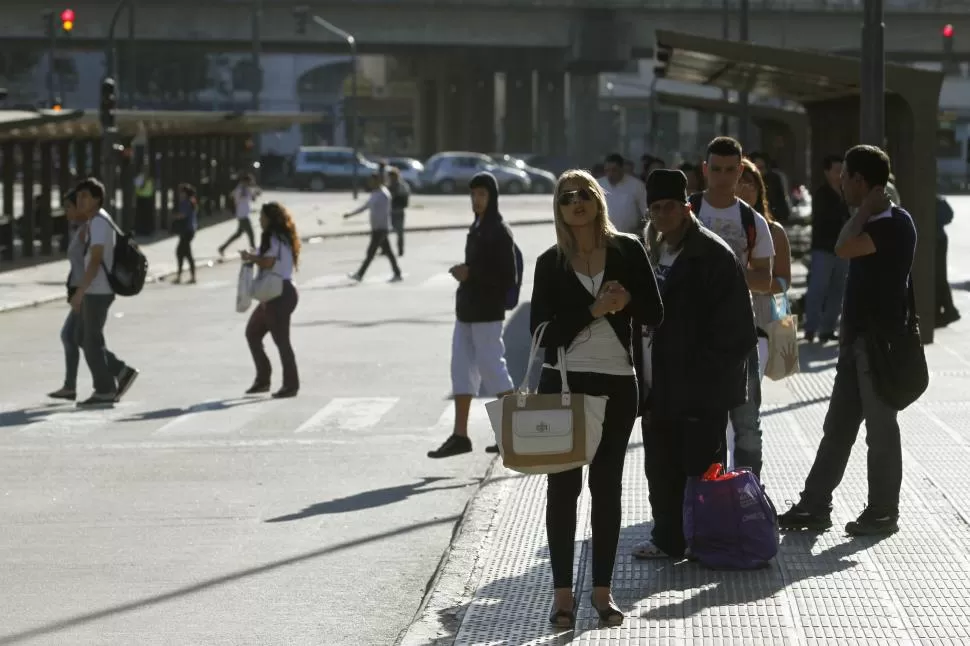 LARGA ESPERA. Por las asambleas, se demoró el servicio de colectivos. dyn