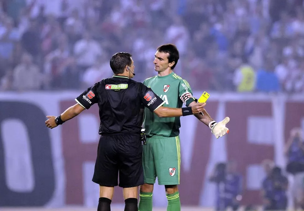  MANO SALVADORA. Marcelo Barovero le adivinó la intención a Emmanuel Gigliotti y tapó un penal a los 3 minutos de iniciado el partido y aseguró su arco para siempre.  dyn