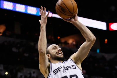 Manu aportó siete puntos en la victoria de San Antonio