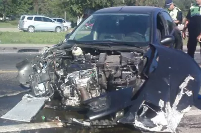 Un auto quedó destruido al chocar contra un camión en la ruta 38