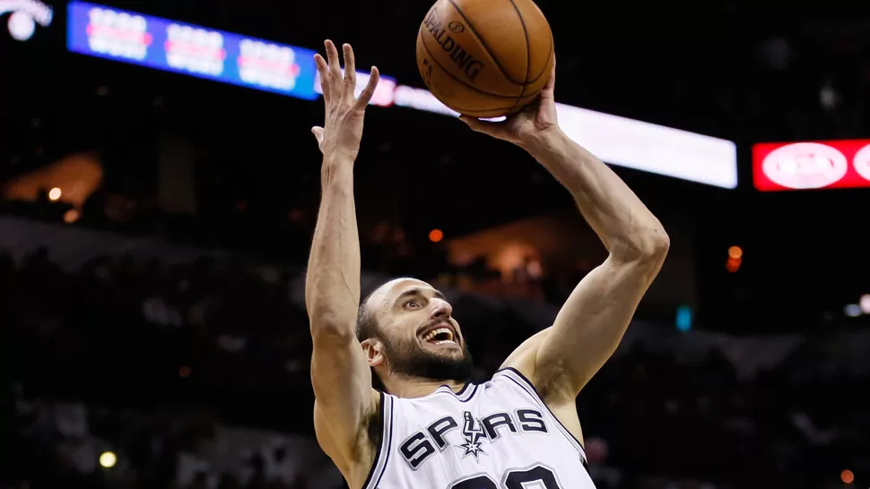 BUEN MOMENTO. Ginóbili tiene un buen arranque de temporada con los Spurs. ARCHIVO REUTERS