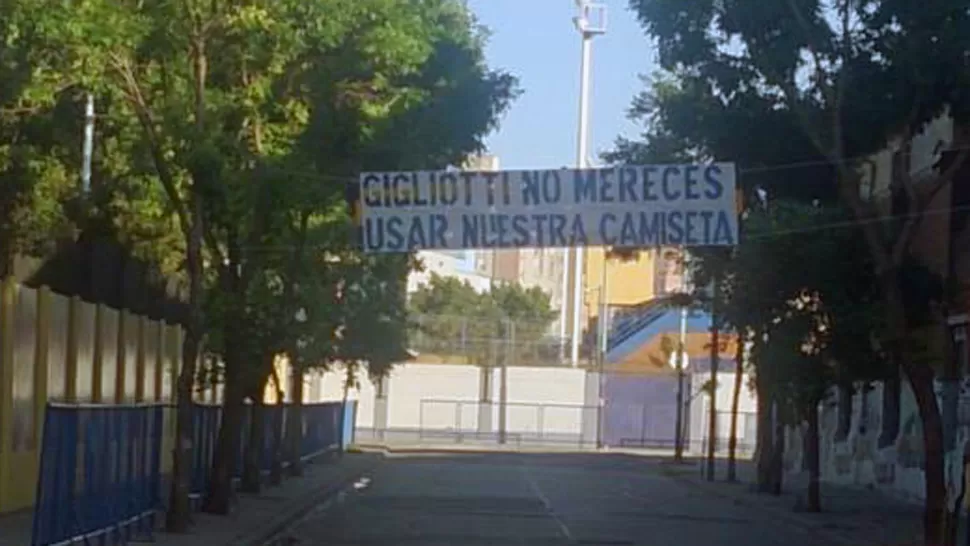 MALESTAR. Los hinchas de Boca responsabilizaron al Puma por la derrota ante River y la eliminación de la Copa Sudamericana. FOTO TOMADA DE TWITTER.COM/TYCSPORTS