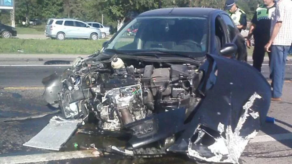 SÓLO DAÑOS MATERIALES. El impacto se habría producido por una mala maniobra del automovilista. FOTO TOMADA DE FACEBOOK.COM/ACONTECIMIENTOS.AGUILARES