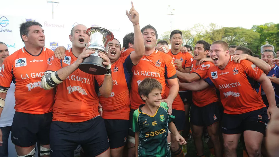 LA COPA DEL CAPITÁN. Gabriel Pata Curello levanta la Copa una vez más y sus compañeros alientan atrás.