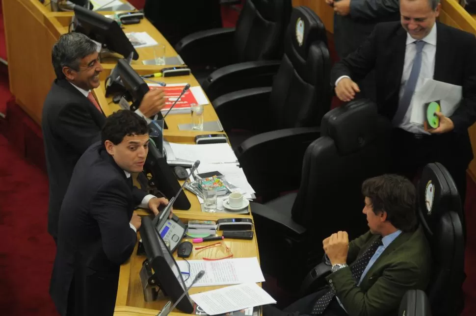 DISTENSIÓN. Antes del debate, Terán (de pie, riendo) se acercó a hablar con otros legisladores. A su lado está Guillermo Gassenbauer, y sentado, Ricardo Bussi. la gaceta / foto de inés quinteros orio