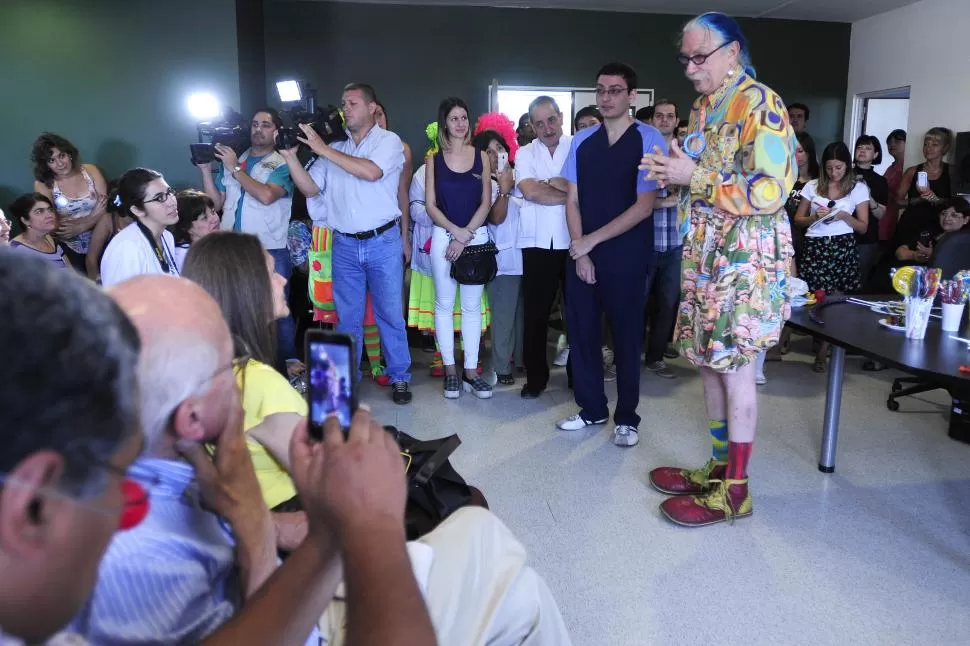 DE LUJO. En una sala del hospital de Niños, el médico de la risa, “Patch” Adams, cuenta historias y responde las preguntas de los presentes. LA GACETA / FOTOS DE ANALÍA JARAMILLO