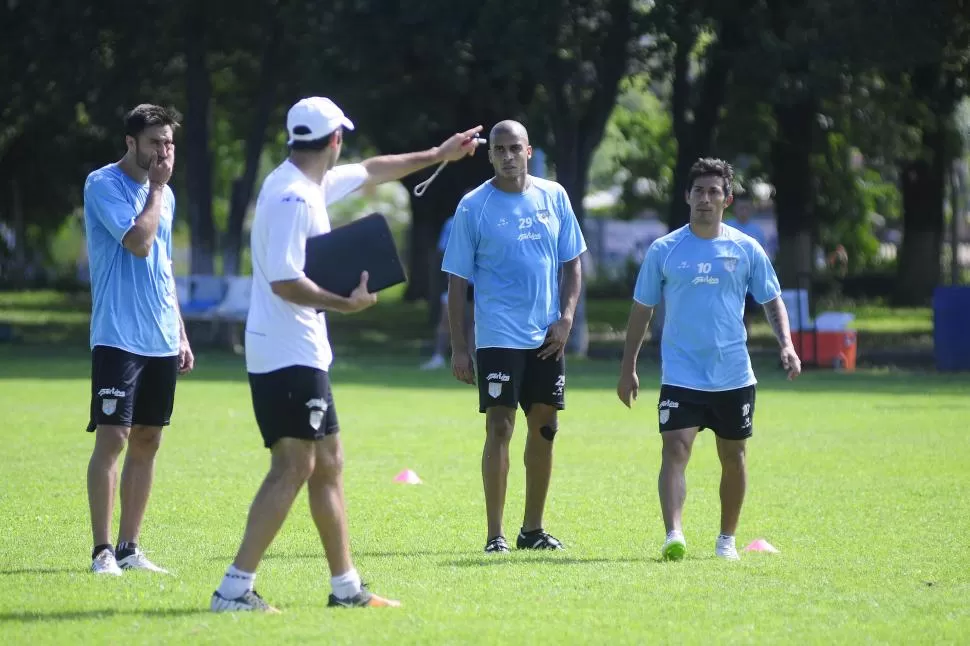 CONCENTRADOS. El plantel “decano” aprovecha casa segundo de las prácticas que dispone para llegar en óptimas condiciones a la gran final contra Santamarina, el próximo fin de semana. LA GACETA / FOTO DE ANALÍA JARAMILLO