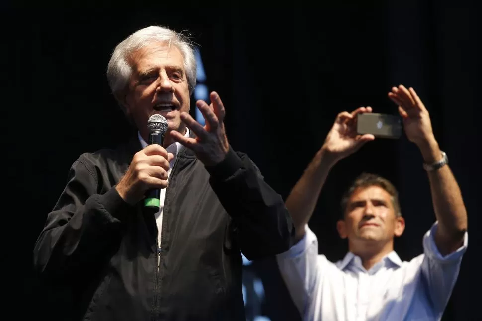 EN MONTEVIDEO. Tabaré Vázquez habla a sus partidarios, en uno de los últimos actos de la campaña. reuters