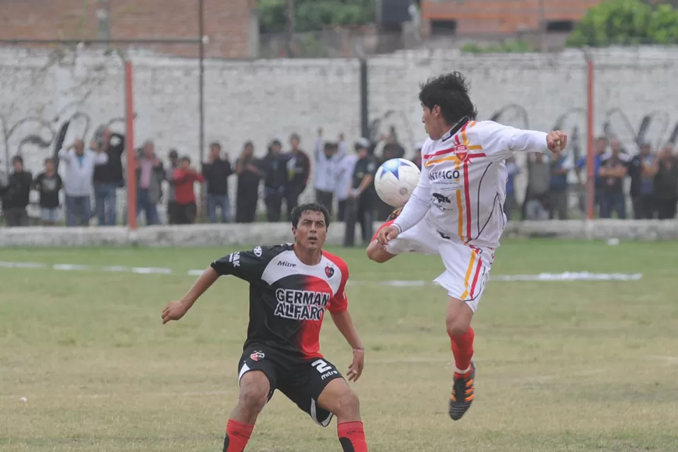 MALA SUERTE. Rubén Toledo, defensor del villero, marcó un gol en contra. (LA GACETA/Archivo)