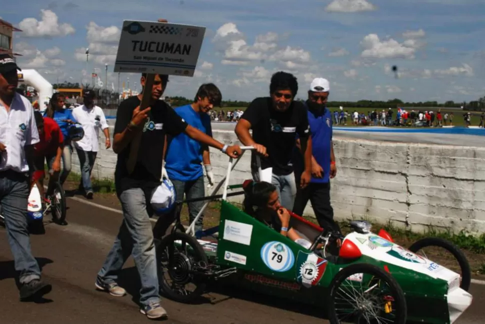 EMBAJADORES. Los chicos tucumanos buscarán mejorar su producción durante la competencia de hoy.