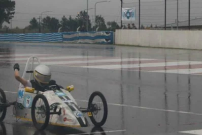 Bajo la lluvia, los chicos aceleraron a fondo