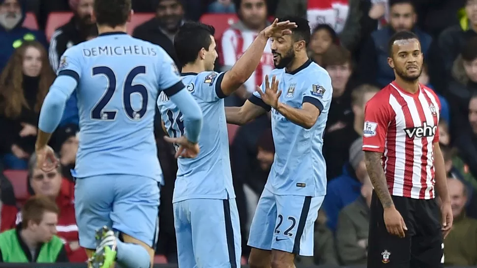 IMPARABLE. Agüero metió dos asistencias para que Clichy y Demichelis festejen. REUTERS