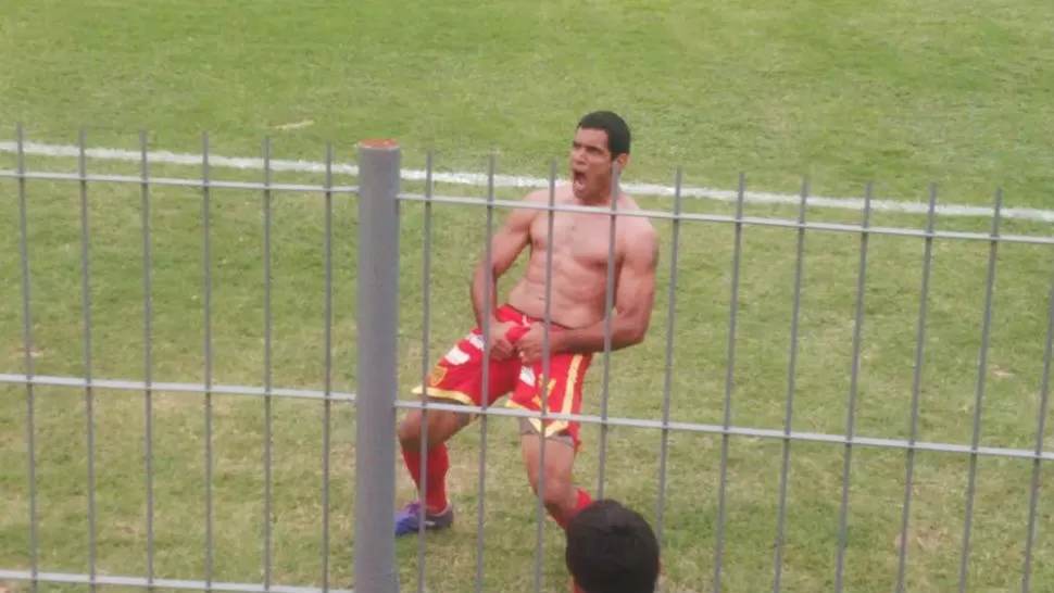 SE PASÓ. Sand y una particular manera de enfrentarse con los hinchas de su propio equipo, de Boca Unidos. FOTO TOMADA DE TWITTER.COM/ARROBAN_FWTV