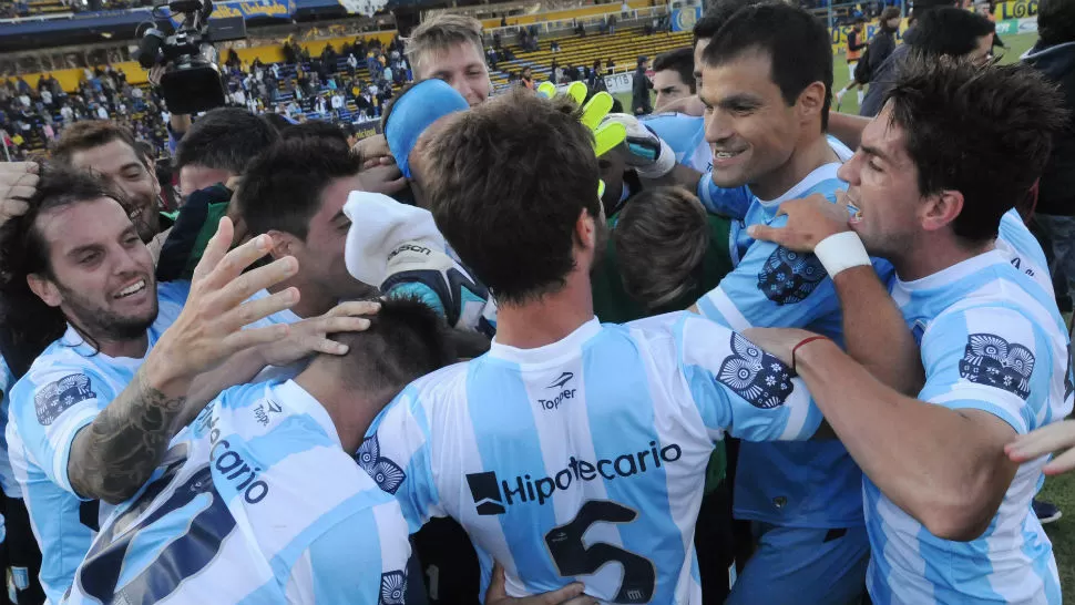 A ESPERAR. Los jugadores de Racing deberán esperar dos semanas para seguir soñando con el campeonato. (FOTO TELAM)