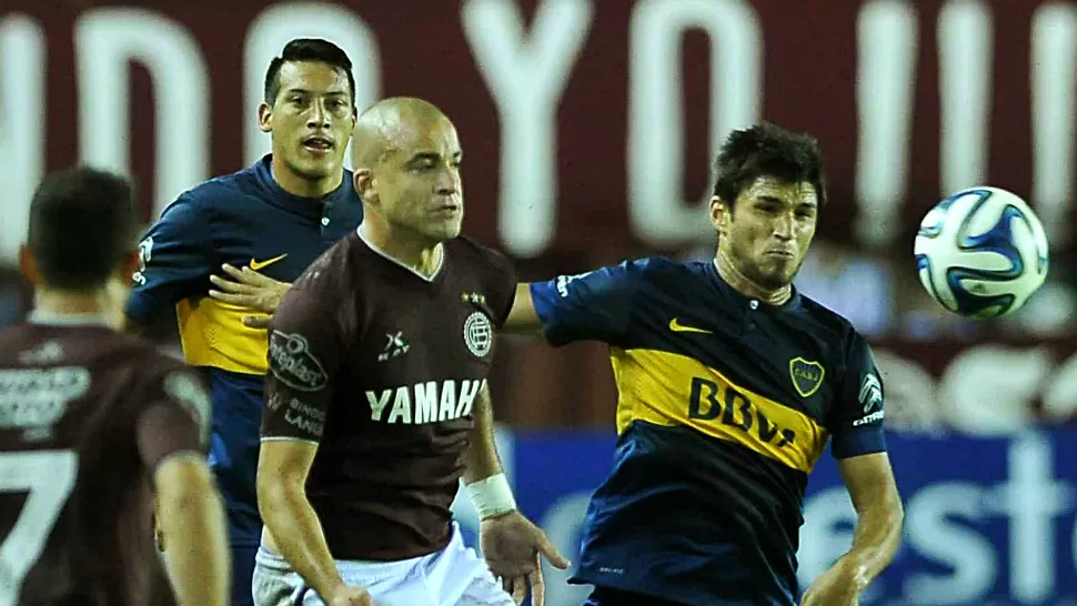 CABEZA A CABEZA. Fue un tiempo para cada uno, y al final, Lanús y Boca empataron 2 a 2. TELAM