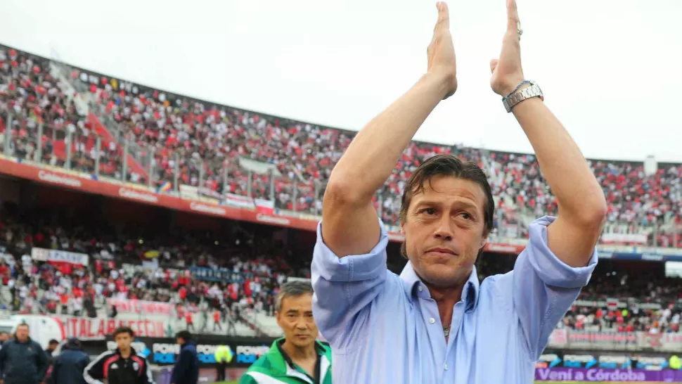 RECONOCIMIENTO. Matías Almeyda recibió el cariño de la gente que concurrió al estadio con el grito de 'Pelado, Pelado'. TELAM