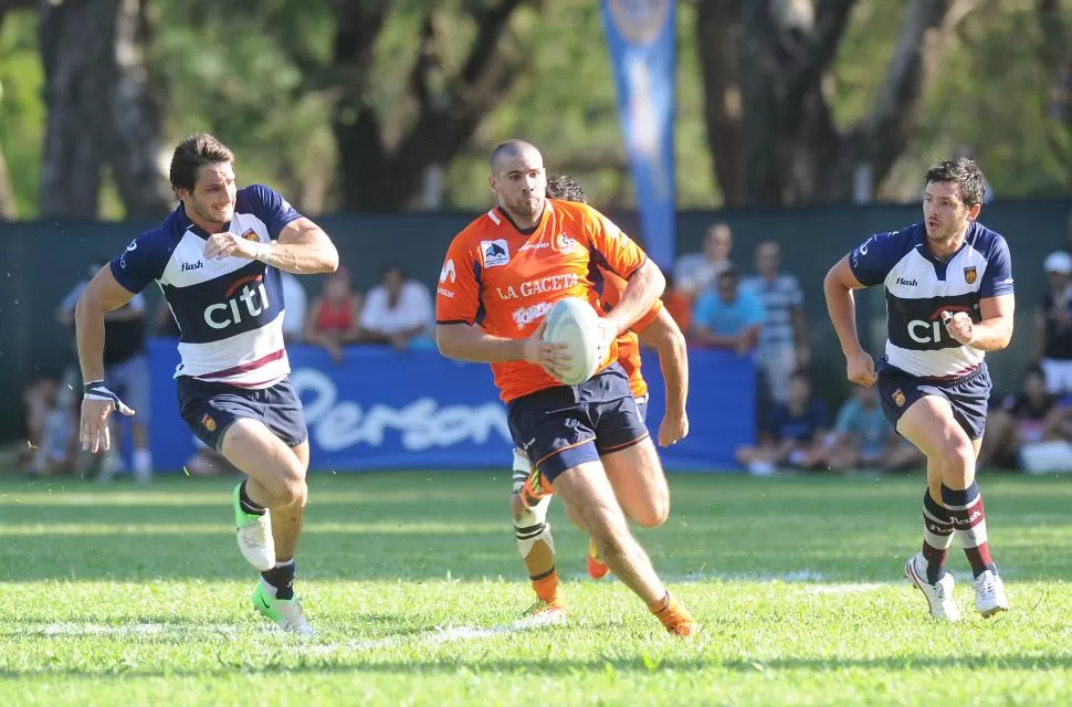 MOMENTO CLAVE. Julián Fornaciari encaró desde el fondo, pasó entre tres, abrió para Novillo y éste para López Salas, lo que terminaría en el segundo try tucumano. LA GACETA / FOTO DE HÉCTOR PERALTA