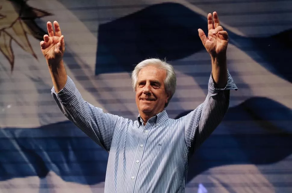 CAMPAÑA. Tabaré Vázquez saluda a sus partidarios en el último acto. Ganaría con más del 52 % de los votos. fotos de reuters