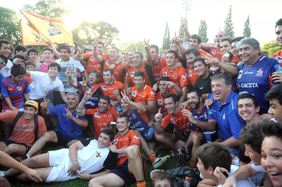 LOCURA TOTAL. Jugadores y miembros del staff técnico posan para la foto con los dedos en V, simbolizando el bicampeonato. Tucumán mostró altibajos, pero con todo, fue el más regular del campeonato. LA GACETA / FOTO DE HÉCTOR PERALTA