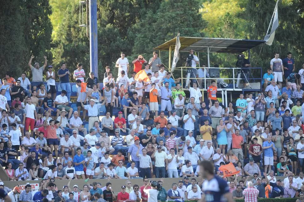 LA MÁS POPULAR. La tribuna que da a las canchas de tenis fue la más colmada. La intensidad de los rayos del sol castigó a las otras dos tribunas de la cancha que no estuvieron muy ocupadas por la gente. LA GACETA / FOTOS DE HÉCTOR PERALTA