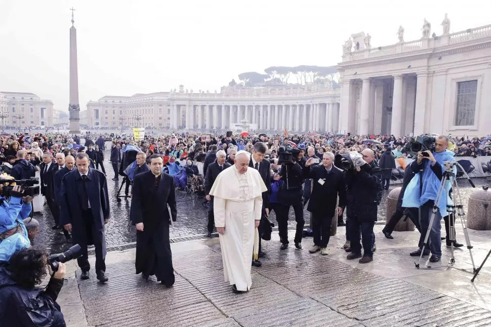 TRAMA. El propósito es que la Iglesia vuelva a ser “la madre de los pobres y no la querida de los poderosos” y para ello es necesario que el gran maestre, apellidado nada menos que “Moneglio”, sea el nuevo Papa. reuters