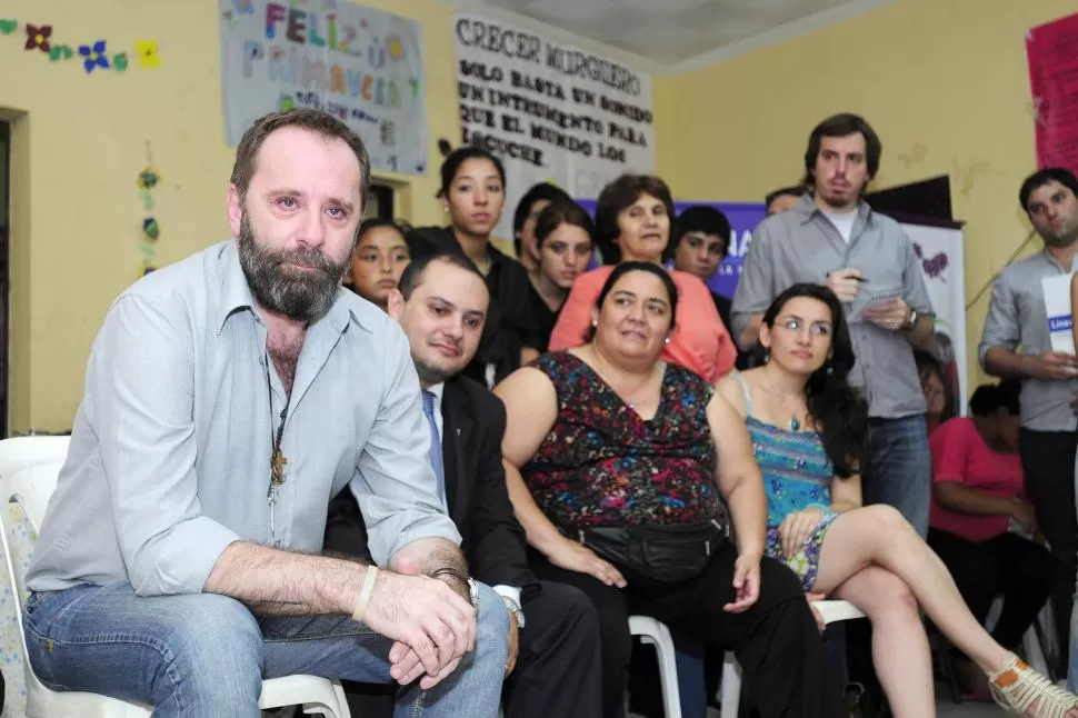 CONMOVIDO. El sacerdote se emocionó con los relatos y agradeció a la gente por ponerle “los pies sobre la tierra”. la gaceta / fotos de analía jaramillo