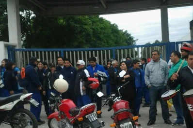 Protestan por despidos en el acceso a un centro de compras, en la Autopista