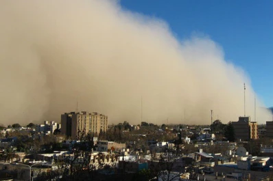 Cayeron postes y volaron techos en La Rioja, por el viento Zonda