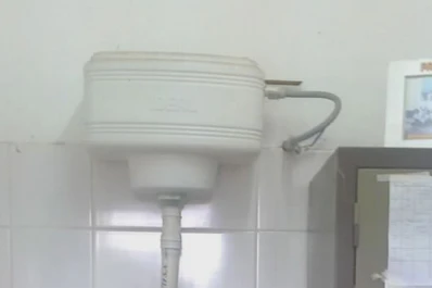 La oficina de una escuela se encuentra instalada en un baño