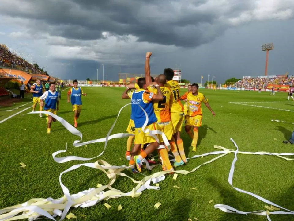 FESTEJOS. Los jugadores de Crucero celebran el ascenso.  FOTO DE @AFArgentino