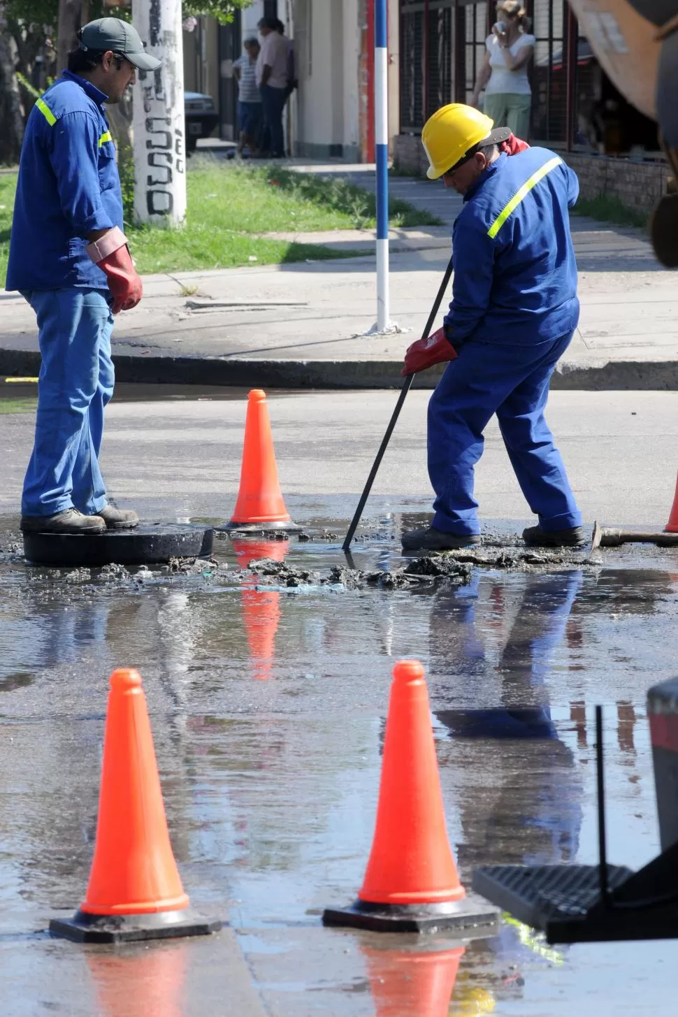 OBREROS TRABAJANDO. La ejecución del plan Más Cerca II generó el labrado de actas por $ 4,2 millones. la gaceta / foto de ANALIA JARAMILLO (archivo)