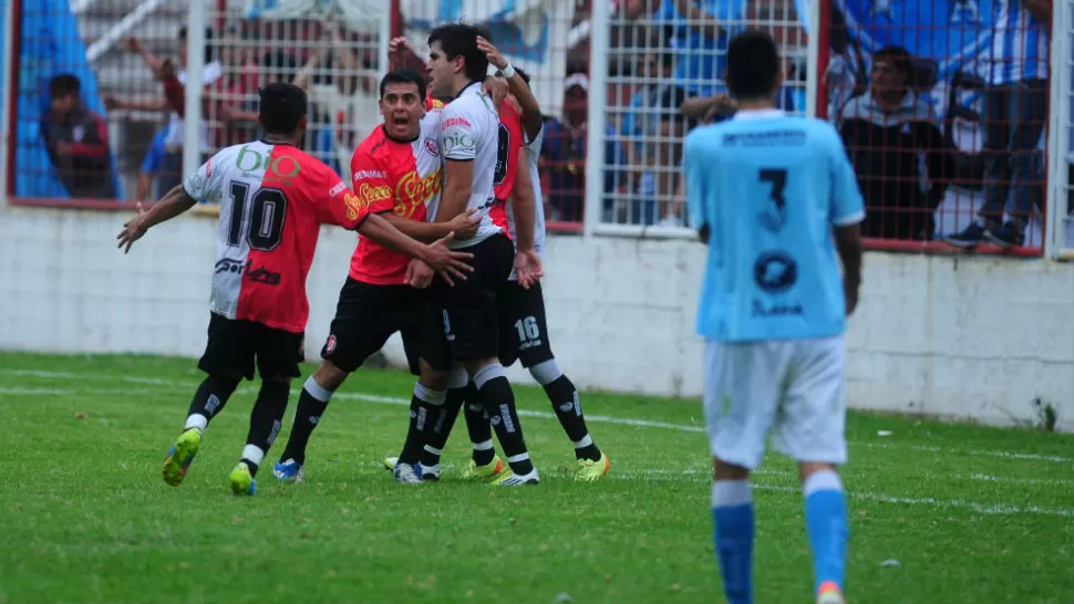 EL EMPATE. Diego Velardez acaba de marcar el empate para Sportivo y sus compañeros van a buscarlo para festejar. (LA GACETA/Foto de Diego Aráoz)