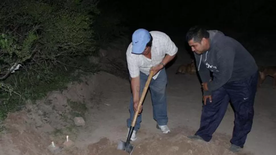 MACABRO. Los huesos estaban enterrados a 60 cm de la superficie. FOTO DE NUEVODIARIOWEB.COM