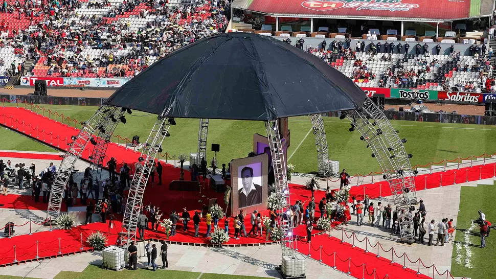 EN EL ESTADIO AZTECA. Miles de personas homenajearon a Chespirito en el último adiós. FOTOS DE REUTERS